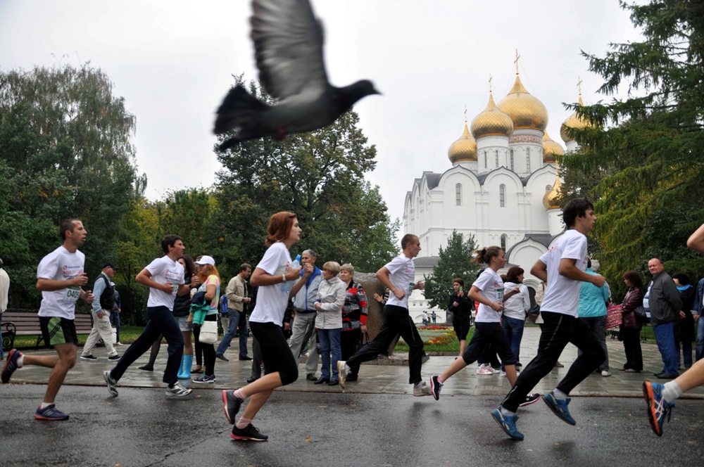 В ярославле проходит. Ярославский полумарафон. Массовые мероприятия в Ярославле. Спортивная Ярославка. Набережная Ярославль бегать.